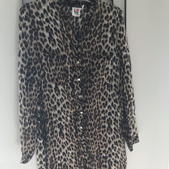 Leopard Print High - Low Tunic Top w/gold buttons - Picture 6 of 8